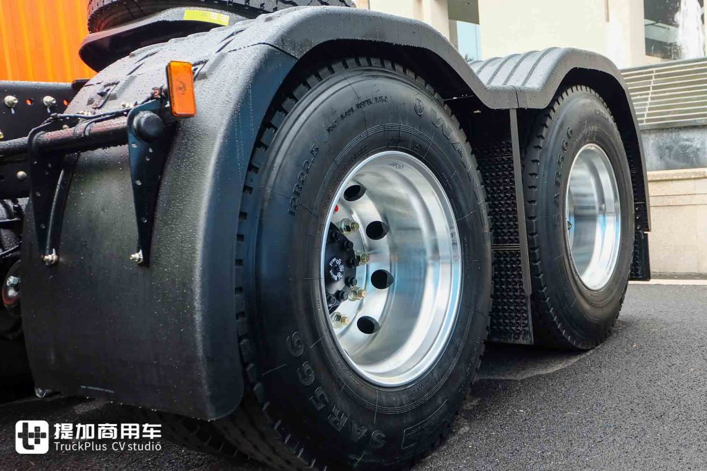 这台重卡发动机排量只有2.5升!综合续航超1400KM,联合重卡云凤凰增程混动牵引车实拍
