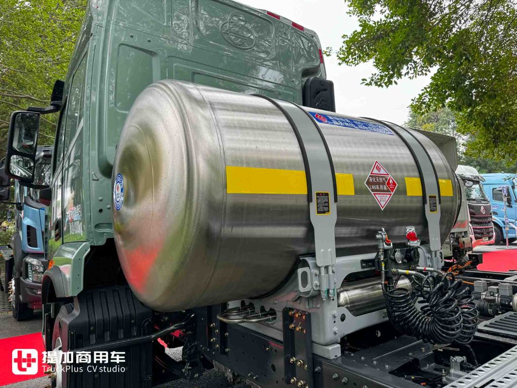 乘龙H5V燃气牵引车再出新车型，东风龙擎动力链加入，更有舒适豪华体验