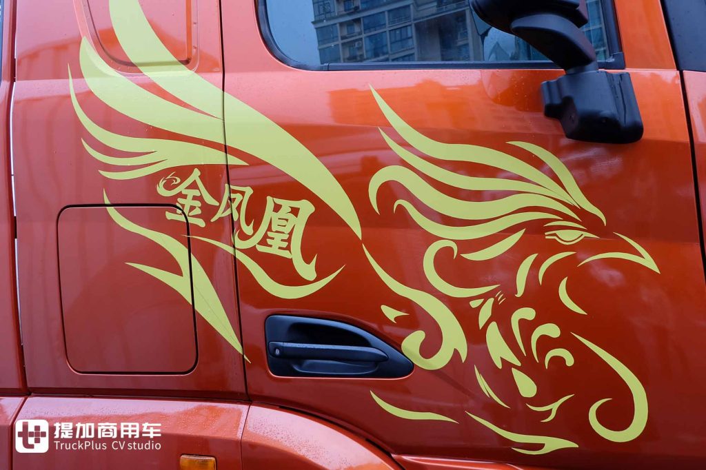 630匹大马力！康明斯15NFE动力加持，联合重卡金凤凰天然气牵引车来袭！