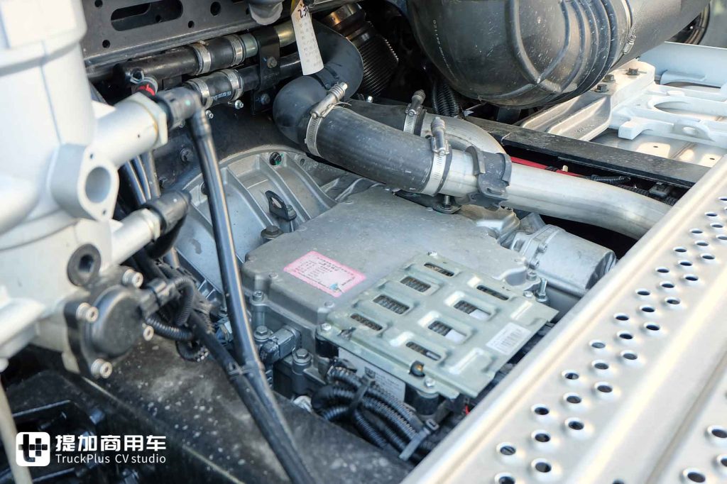 600匹的东方力量！东风新疆畅行X9出口版牵引车实拍，和国内版有何不同？