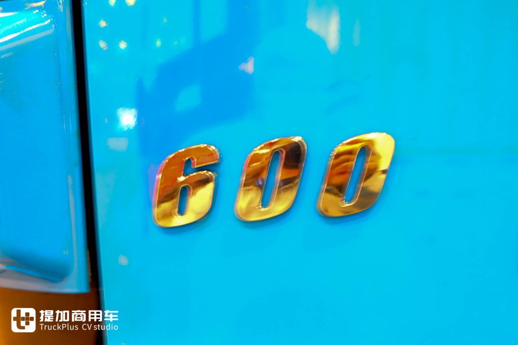 600匹大马力!针对高原渣土砂石运输打造,东风天龙KC王者自卸车实拍