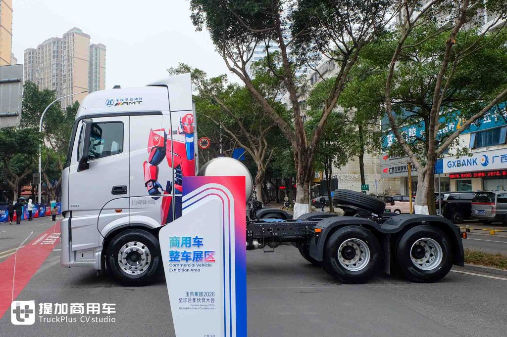 柴油动力扎实，飞轮增程动力更抢眼！玉柴2026合作伙伴大会现场还有哪些重卡车型？