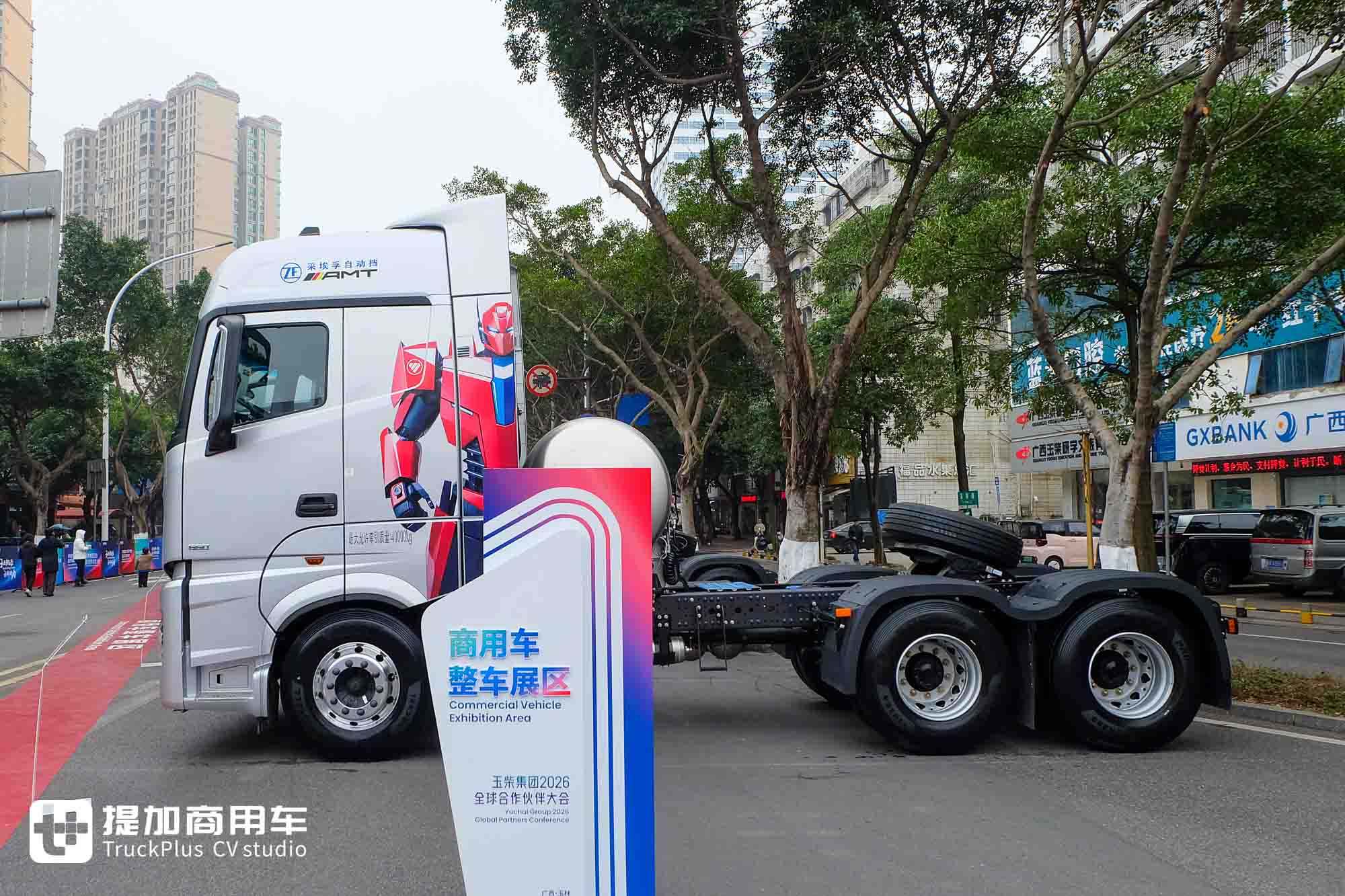 柴油动力扎实，飞轮增程动力更抢眼！玉柴2026合作伙伴大会现场还有哪些重卡车型？