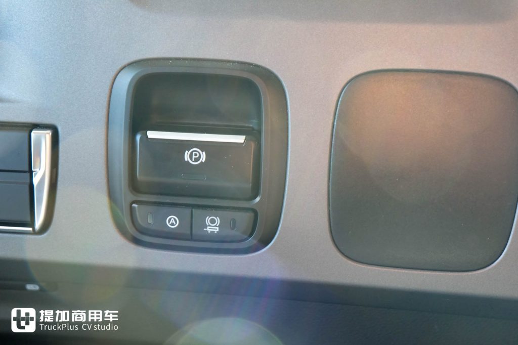 同马力同价格,省钱还省心?北京重卡i追梦混动重卡来袭,实拍带你看实力几何