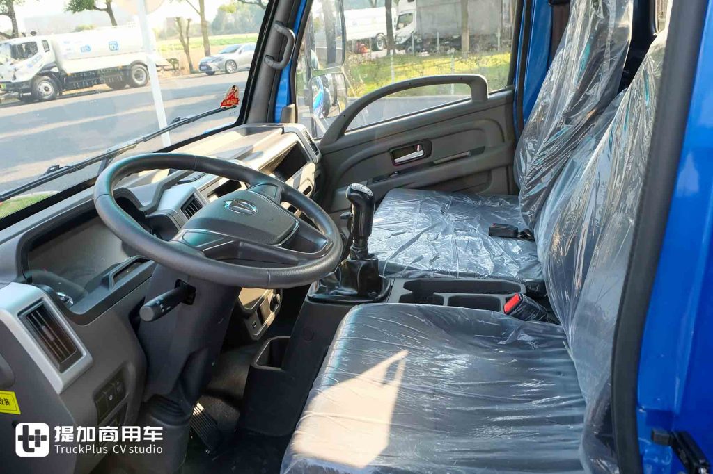 极限承载能力突出，还有1830MM宽体舒适驾驶室？飞碟金牛X5小自卸车实拍