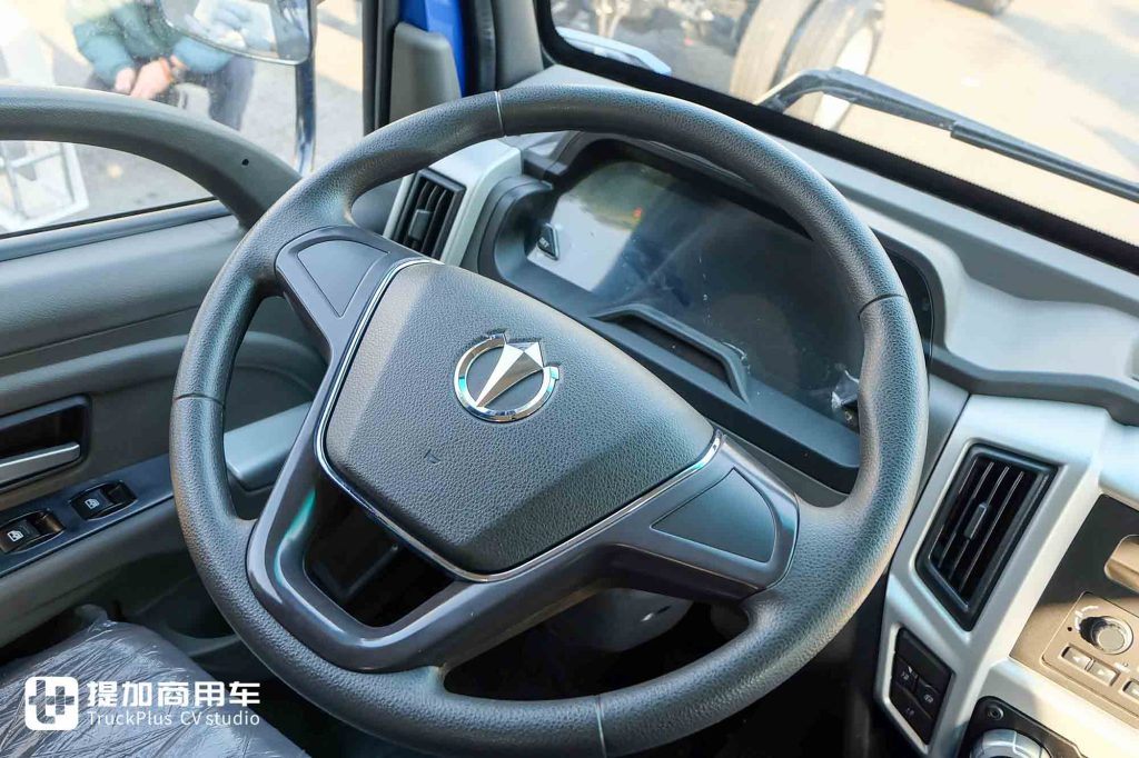 极限承载能力突出，还有1830MM宽体舒适驾驶室？飞碟金牛X5小自卸车实拍