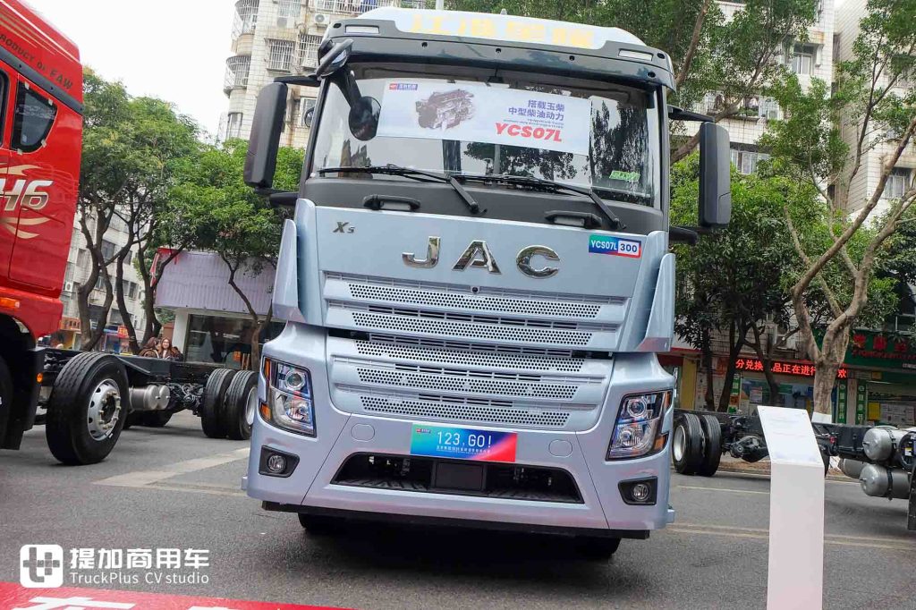 柴油动力扎实，飞轮增程动力更抢眼！玉柴2026合作伙伴大会现场还有哪些重卡车型？