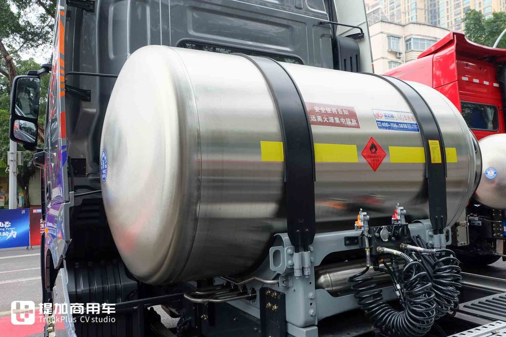龙魂动能诠释中国卡车文化！乘龙HK改装卡车亮相玉柴年会，有了改装件果然霸气十足！