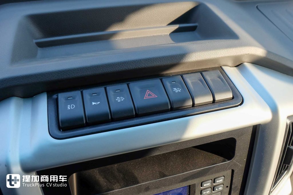极限承载能力突出，还有1830MM宽体舒适驾驶室？飞碟金牛X5小自卸车实拍