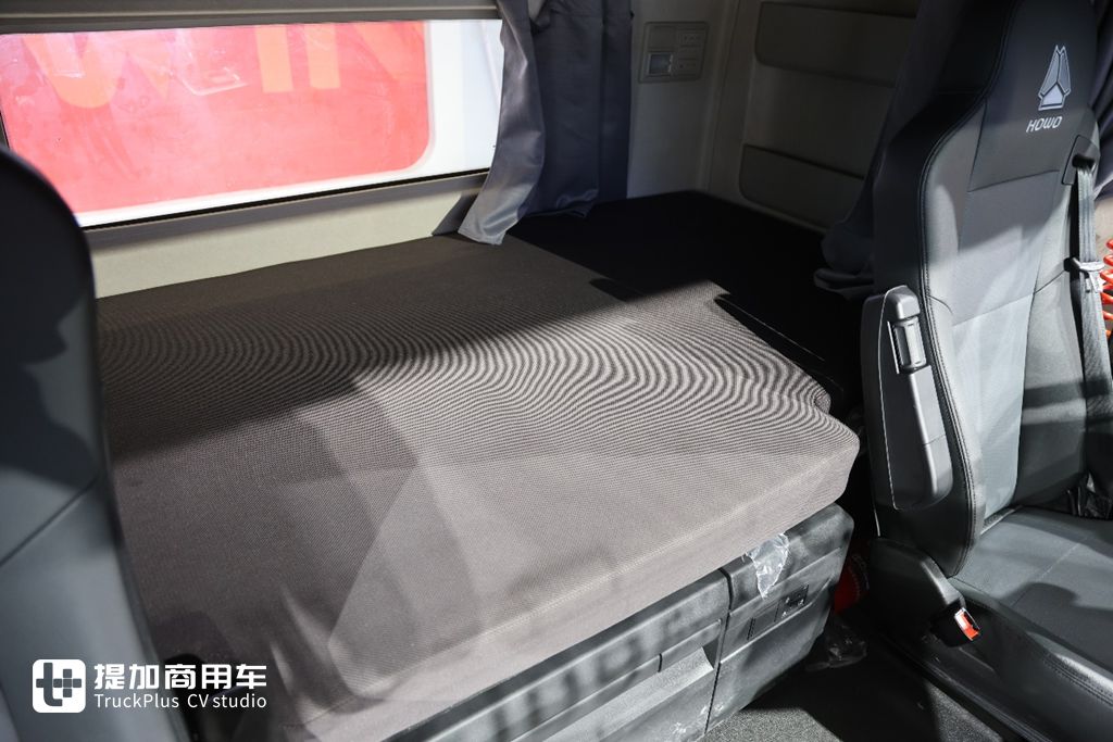 国产高端旗舰卡车的全新力作,重汽豪沃KS来袭,实拍带你看它强在哪里 - 第18张 - 提加商用车网 国产高端旗舰卡车的全新力作,重汽豪沃KS来袭,实拍带你看它强在哪里