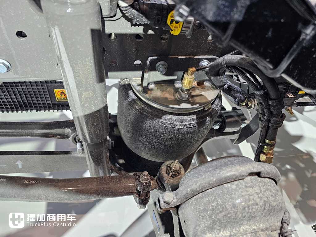 国产高端旗舰卡车的全新力作,重汽豪沃KS来袭,实拍带你看它强在哪里 - 第27张 - 提加商用车网 国产高端旗舰卡车的全新力作,重汽豪沃KS来袭,实拍带你看它强在哪里