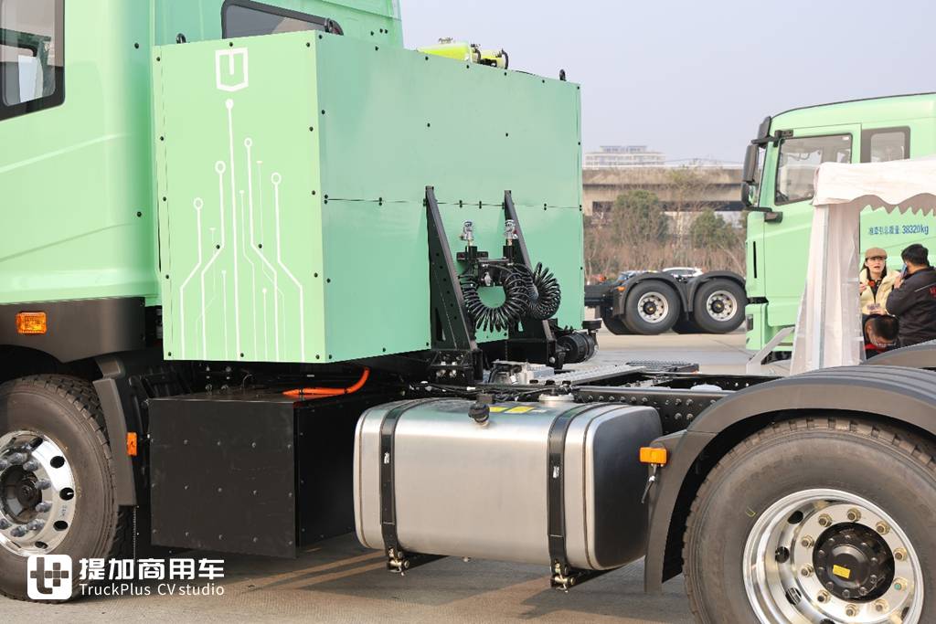 又有车企停止油车业务！汉马科技转型新能源首款力作—远程X7M 1200度液态新能源重卡实拍