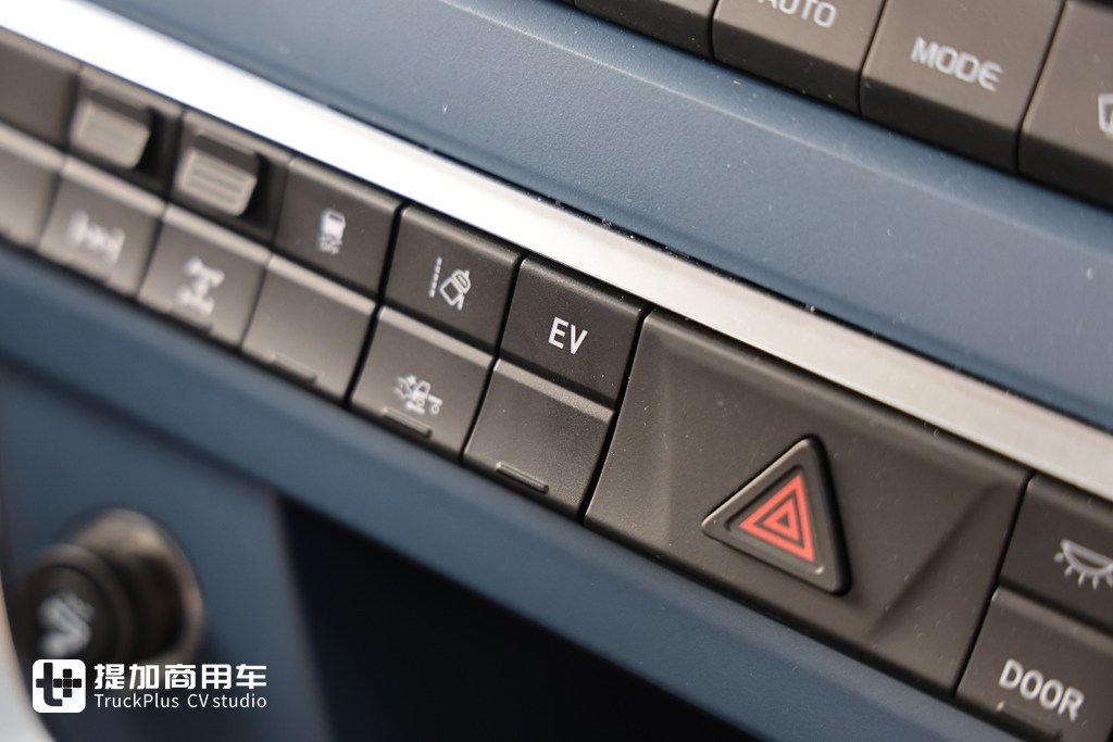 又有车企停止油车业务！汉马科技转型新能源首款力作—远程X7M 1200度液态新能源重卡实拍