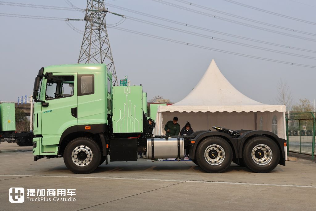 又有车企停止油车业务！汉马科技转型新能源首款力作—远程X7M 1200度液态新能源重卡实拍