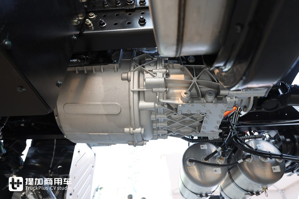 又有车企停止油车业务！汉马科技转型新能源首款力作—远程X7M 1200度液态新能源重卡实拍