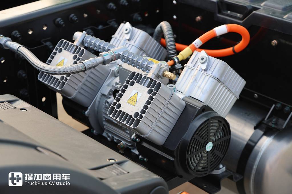 又有车企停止油车业务！汉马科技转型新能源首款力作—远程X7M 1200度液态新能源重卡实拍