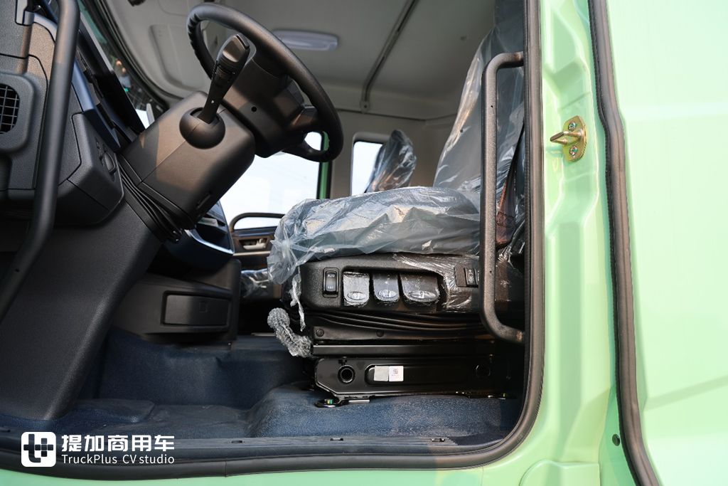 又有车企停止油车业务！汉马科技转型新能源首款力作—远程X7M 1200度液态新能源重卡实拍