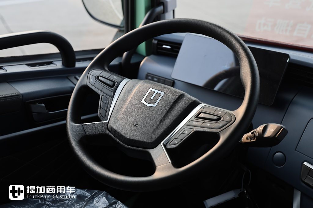 又有车企停止油车业务！汉马科技转型新能源首款力作—远程X7M 1200度液态新能源重卡实拍