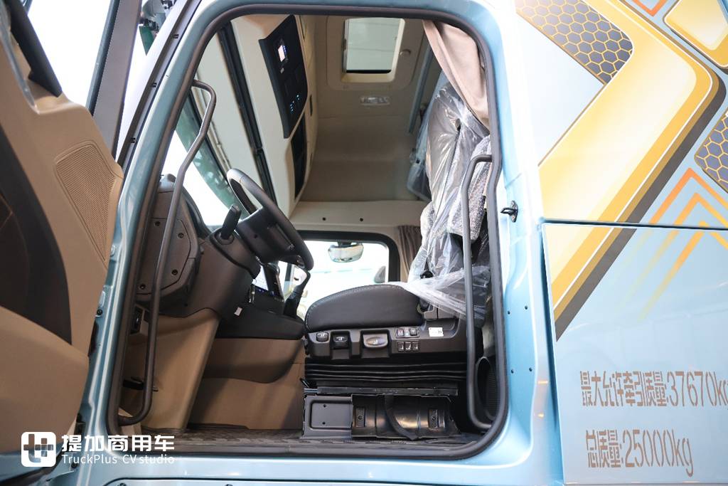 陕汽德龙X6000复合版 - 第7张 - 提加商用车网 陕汽德龙X6000也有复合版了,还是720马力燃气车型,外观也配更好看的改装件了!