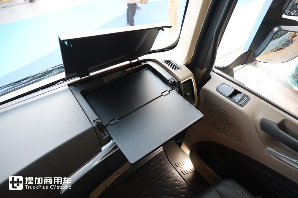 陕汽德龙X6000复合版 - 第10张 - 提加商用车网 陕汽德龙X6000也有复合版了,还是720马力燃气车型,外观也配更好看的改装件了!