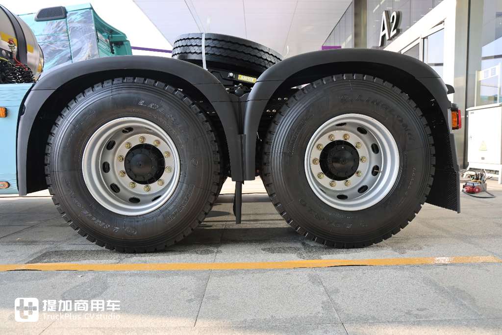 陕汽德龙X6000复合版 - 第14张 - 提加商用车网 陕汽德龙X6000也有复合版了,还是720马力燃气车型,外观也配更好看的改装件了!
