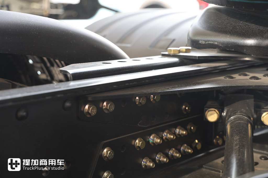 陕汽德龙X6000复合版 - 第15张 - 提加商用车网 陕汽德龙X6000也有复合版了,还是720马力燃气车型,外观也配更好看的改装件了!
