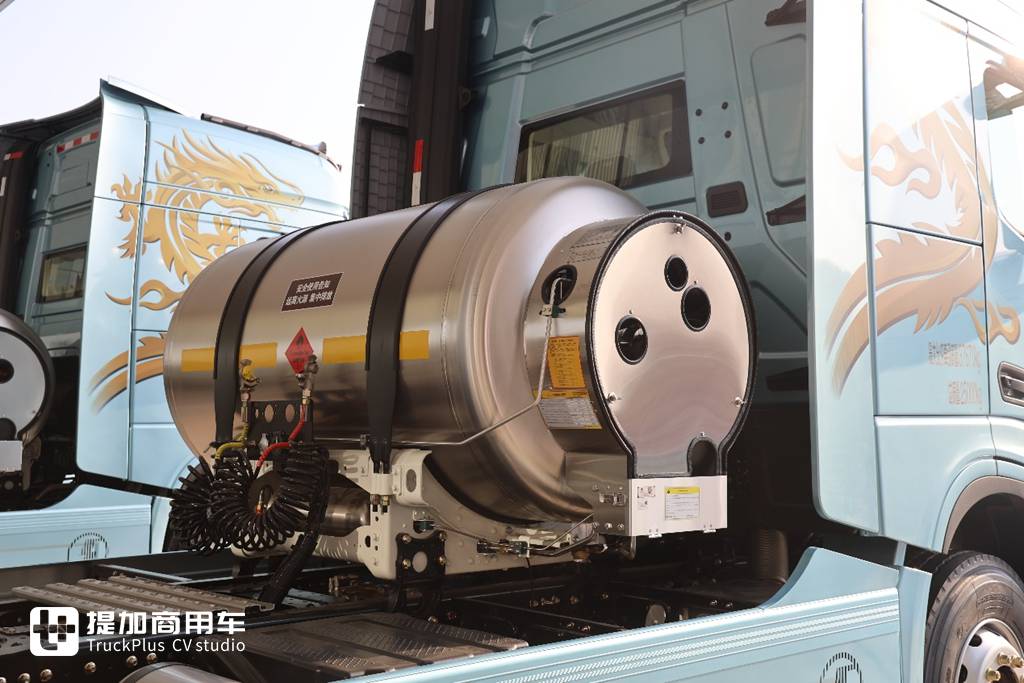 陕汽德龙X6000复合版 - 第16张 - 提加商用车网 陕汽德龙X6000也有复合版了,还是720马力燃气车型,外观也配更好看的改装件了!