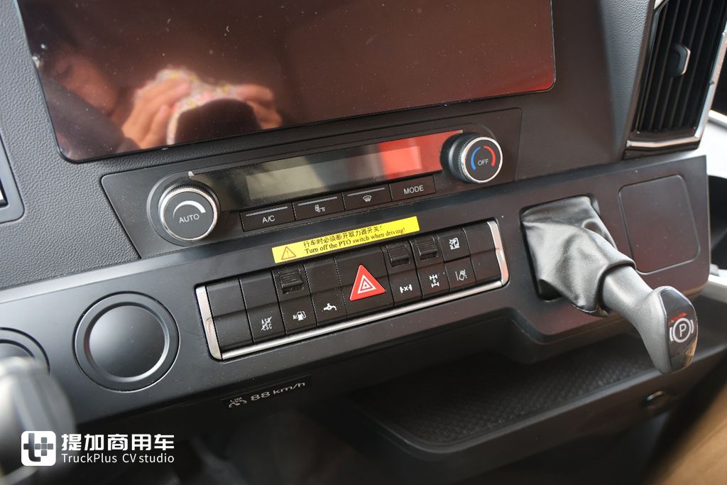 专为高原工况打造，配580马力曼机还有超舒适内饰，重汽汕德卡G7S高原版自卸车实拍