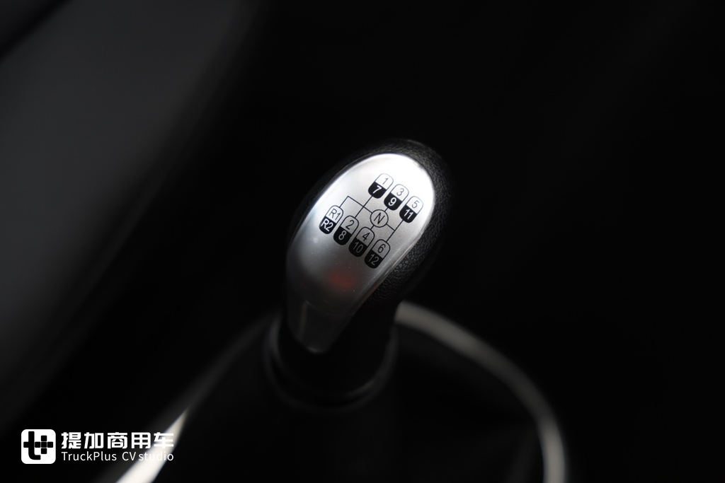 专为高原工况打造，配580马力曼机还有超舒适内饰，重汽汕德卡G7S高原版自卸车实拍