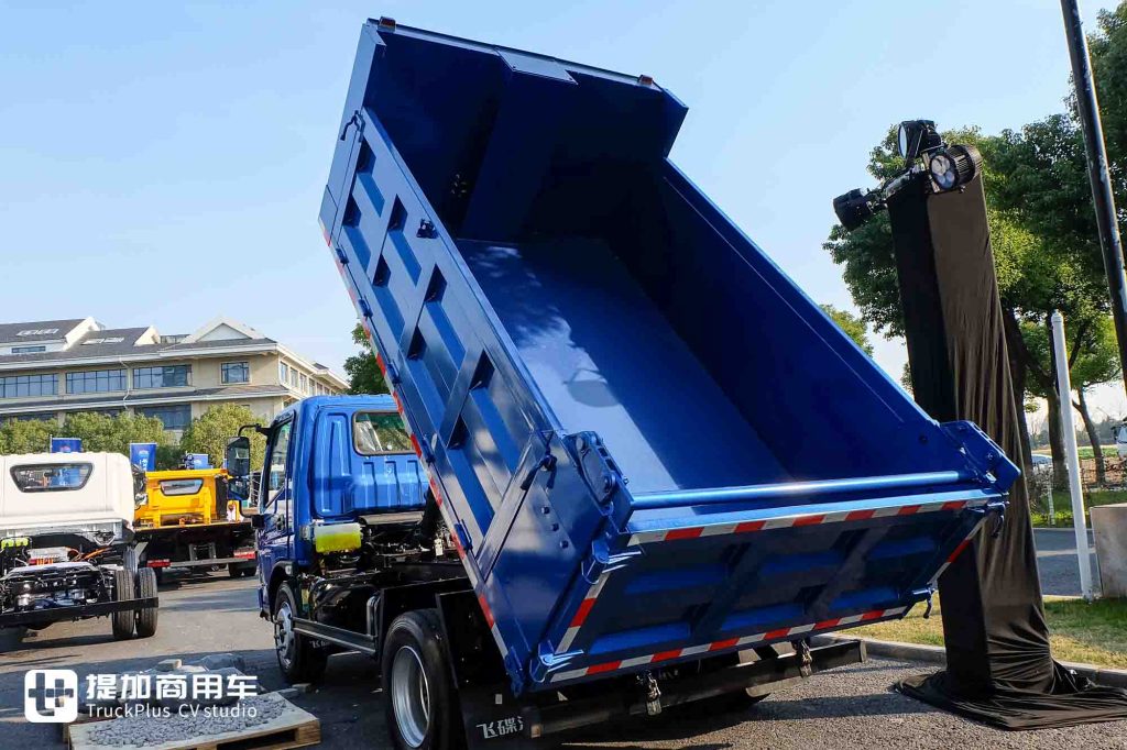 极限承载能力突出，还有1830MM宽体舒适驾驶室？飞碟金牛X5小自卸车实拍