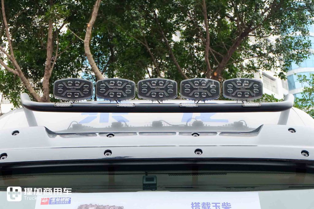 龙魂动能诠释中国卡车文化！乘龙HK改装卡车亮相玉柴年会，有了改装件果然霸气十足！