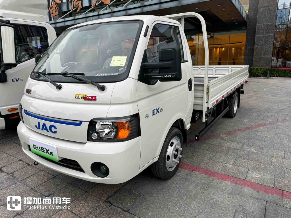 它是“走街串巷最强小卡”？超大电池+超强承载，江淮新能源EX6小卡实拍！