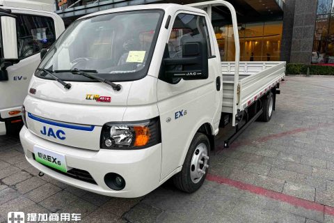 它是“走街串巷最强小卡”？超大电池+超强承载，江淮新能源EX6小卡实拍！