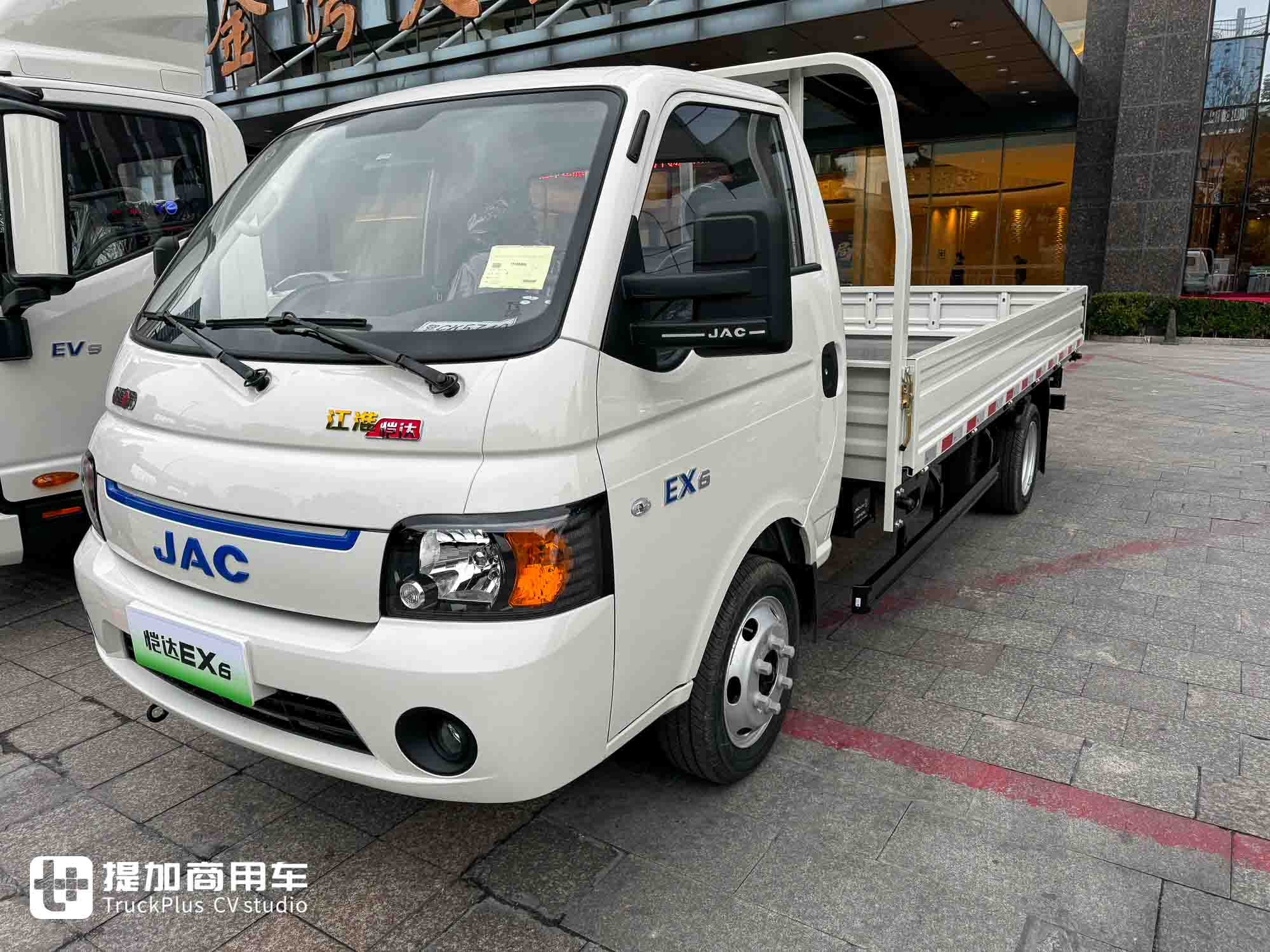 它是“走街串巷最强小卡”？超大电池+超强承载，江淮新能源EX6小卡实拍！