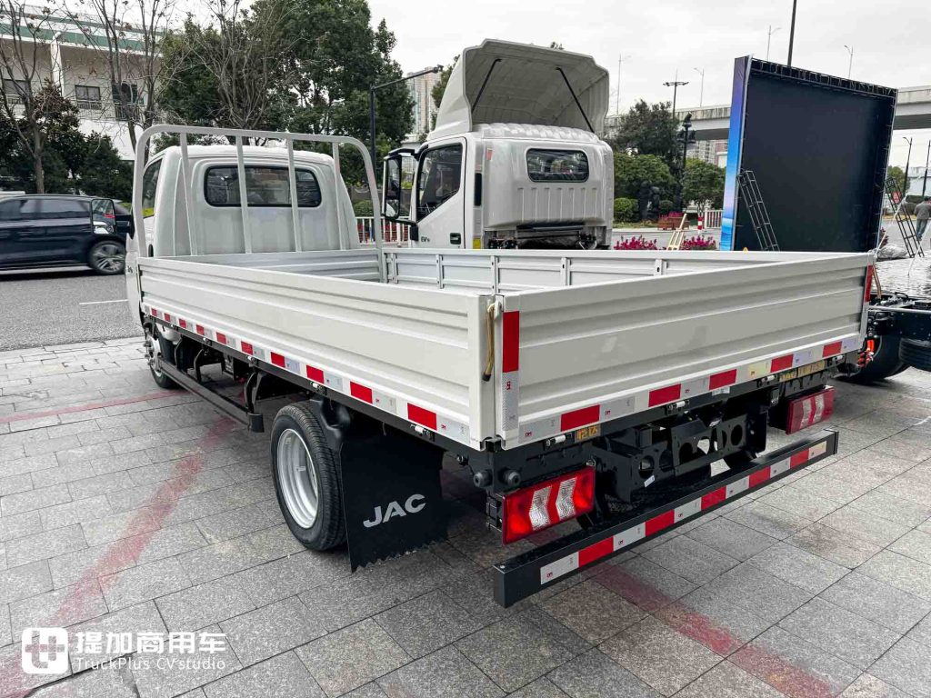 它是“走街串巷最强小卡”？超大电池+超强承载，江淮新能源EX6小卡实拍！