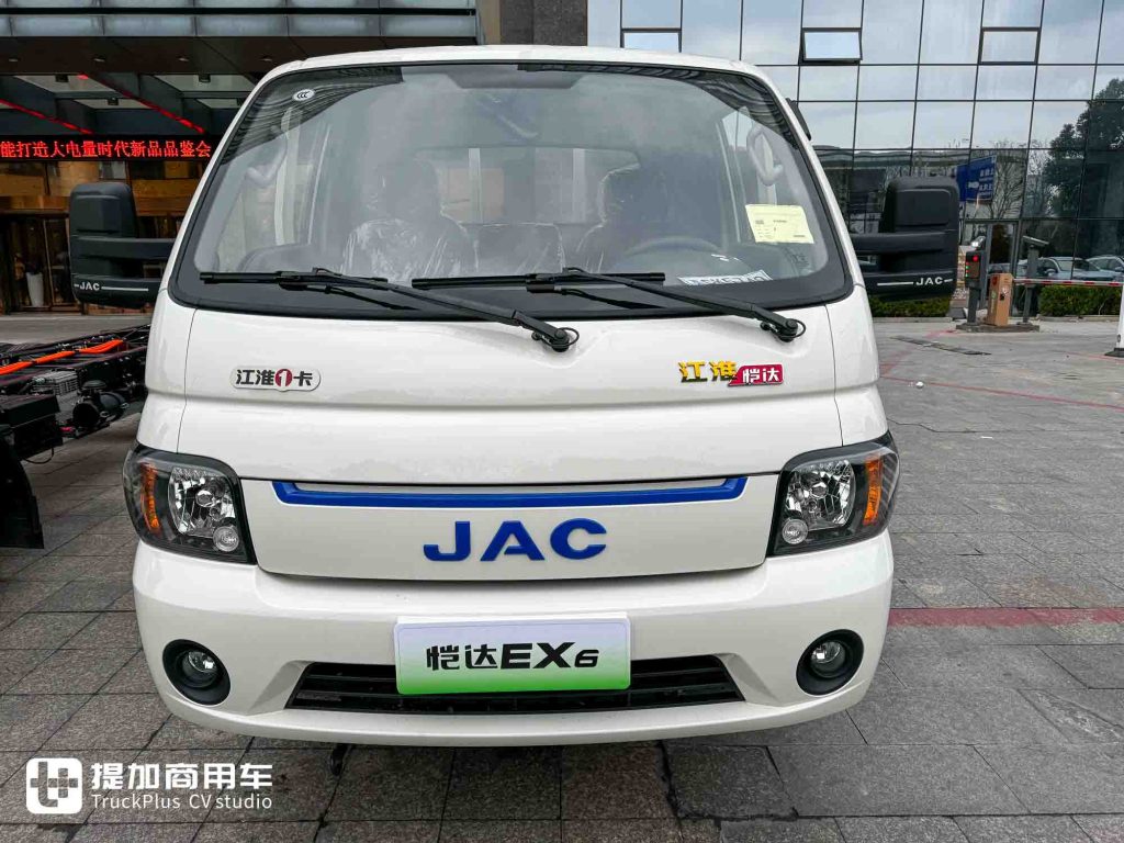 它是“走街串巷最强小卡”？超大电池+超强承载，江淮新能源EX6小卡实拍！