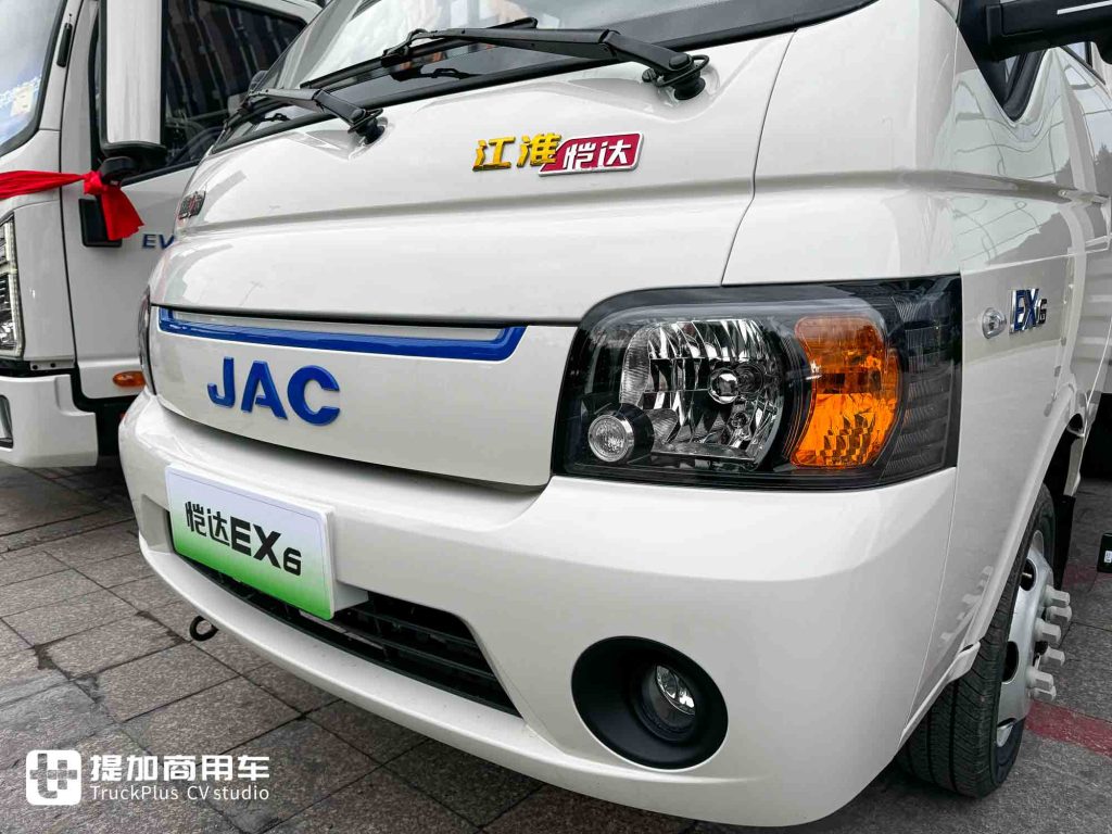 它是“走街串巷最强小卡”？超大电池+超强承载，江淮新能源EX6小卡实拍！