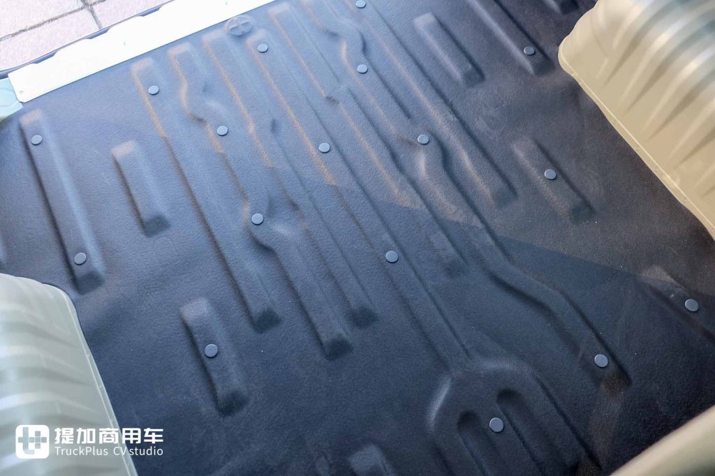 超充长续航，能拉多赚的超能Van？远程星享V8E明窗版实拍评测