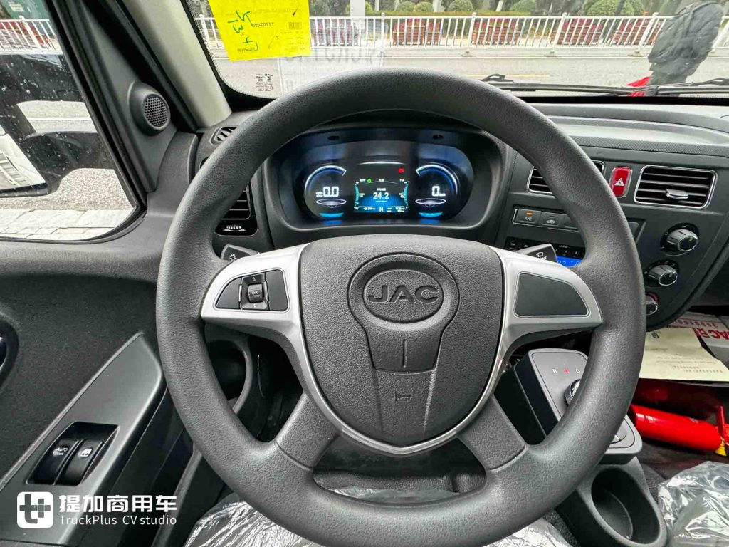 它是“走街串巷最强小卡”？超大电池+超强承载，江淮新能源EX6小卡实拍！