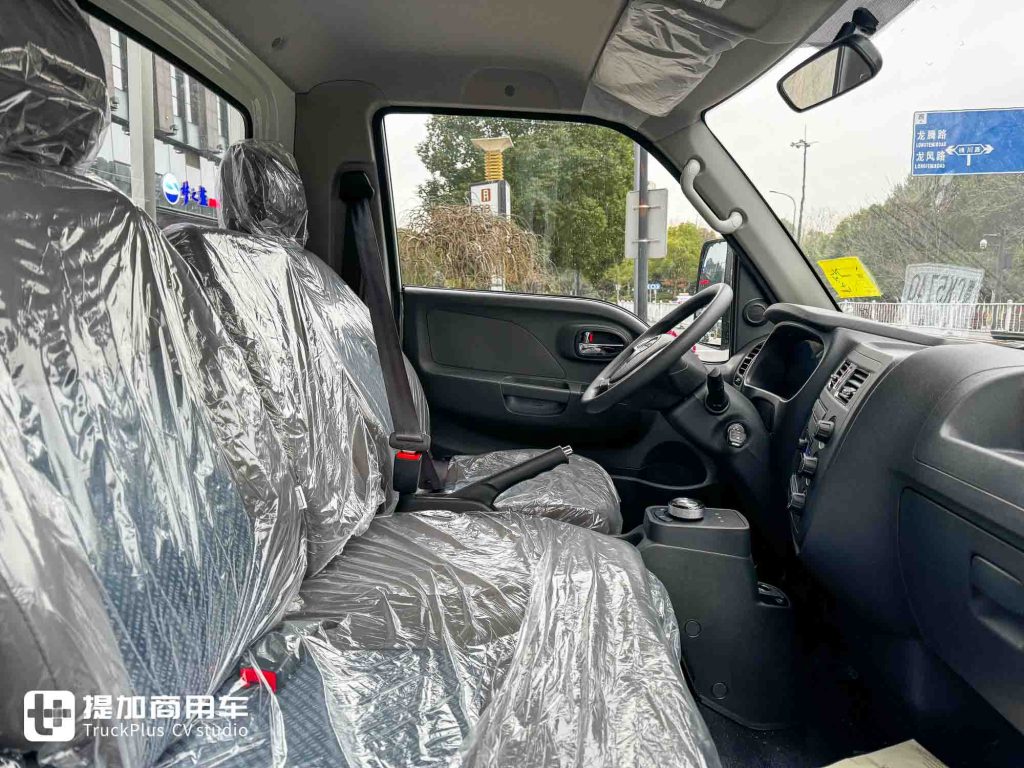 它是“走街串巷最强小卡”？超大电池+超强承载，江淮新能源EX6小卡实拍！