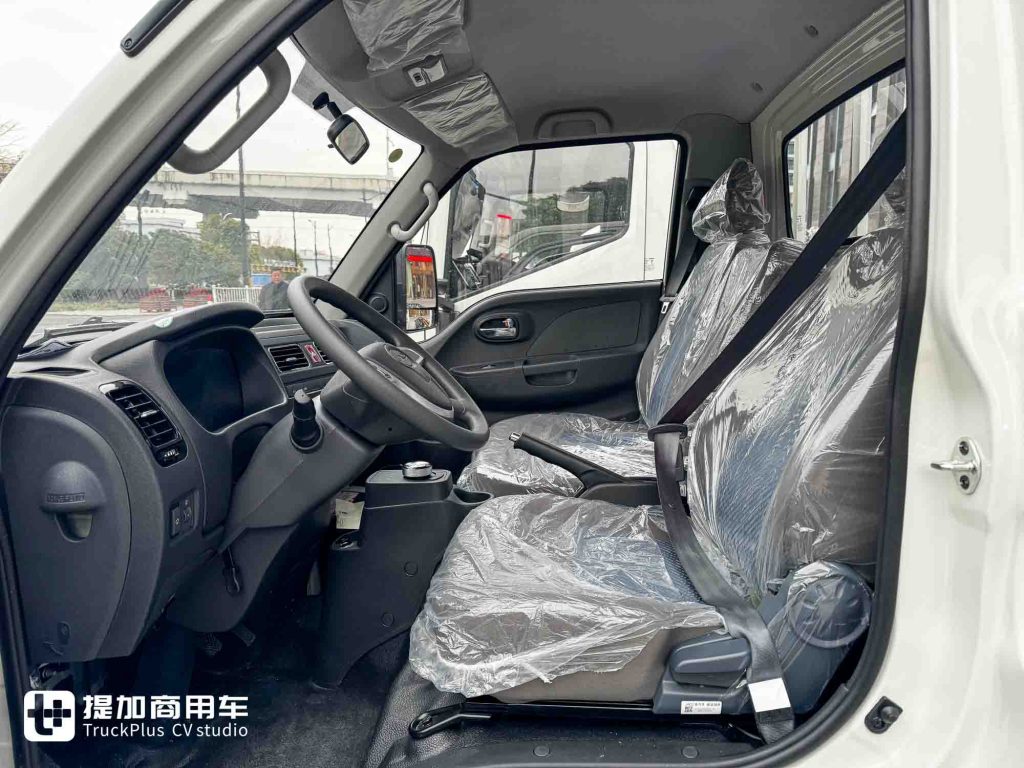 它是“走街串巷最强小卡”？超大电池+超强承载，江淮新能源EX6小卡实拍！