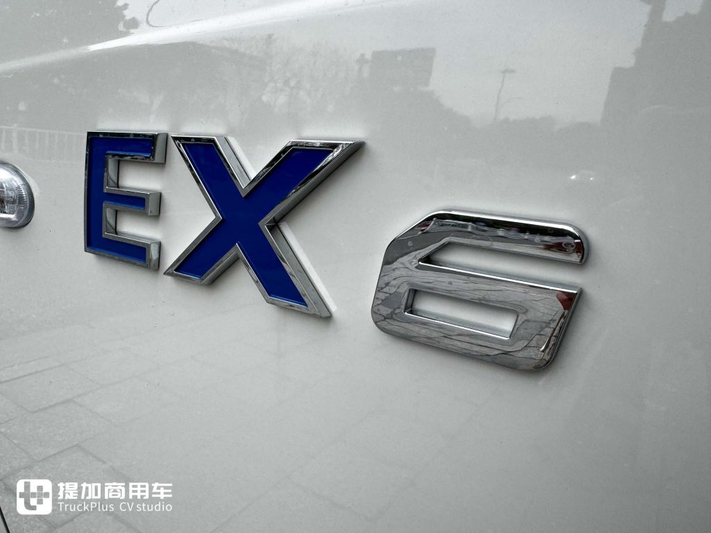 它是“走街串巷最强小卡”？超大电池+超强承载，江淮新能源EX6小卡实拍！