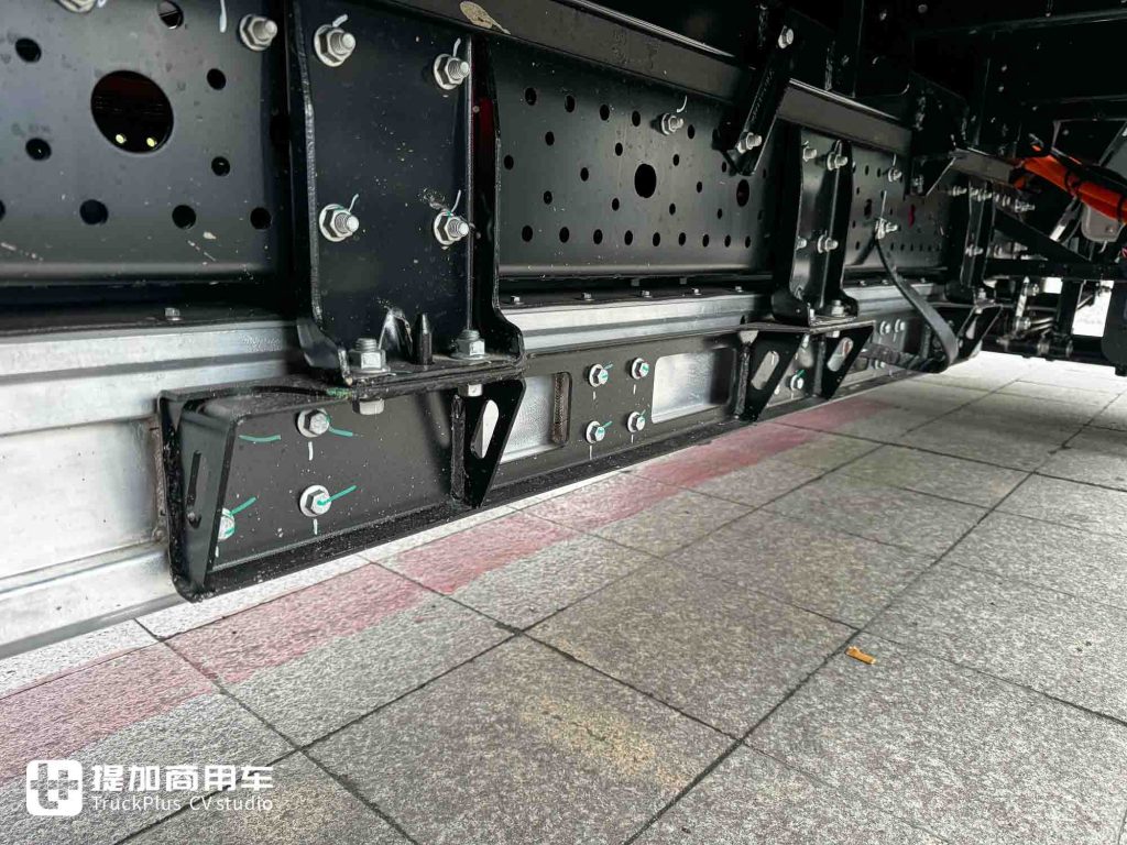 它是“走街串巷最强小卡”？超大电池+超强承载，江淮新能源EX6小卡实拍！