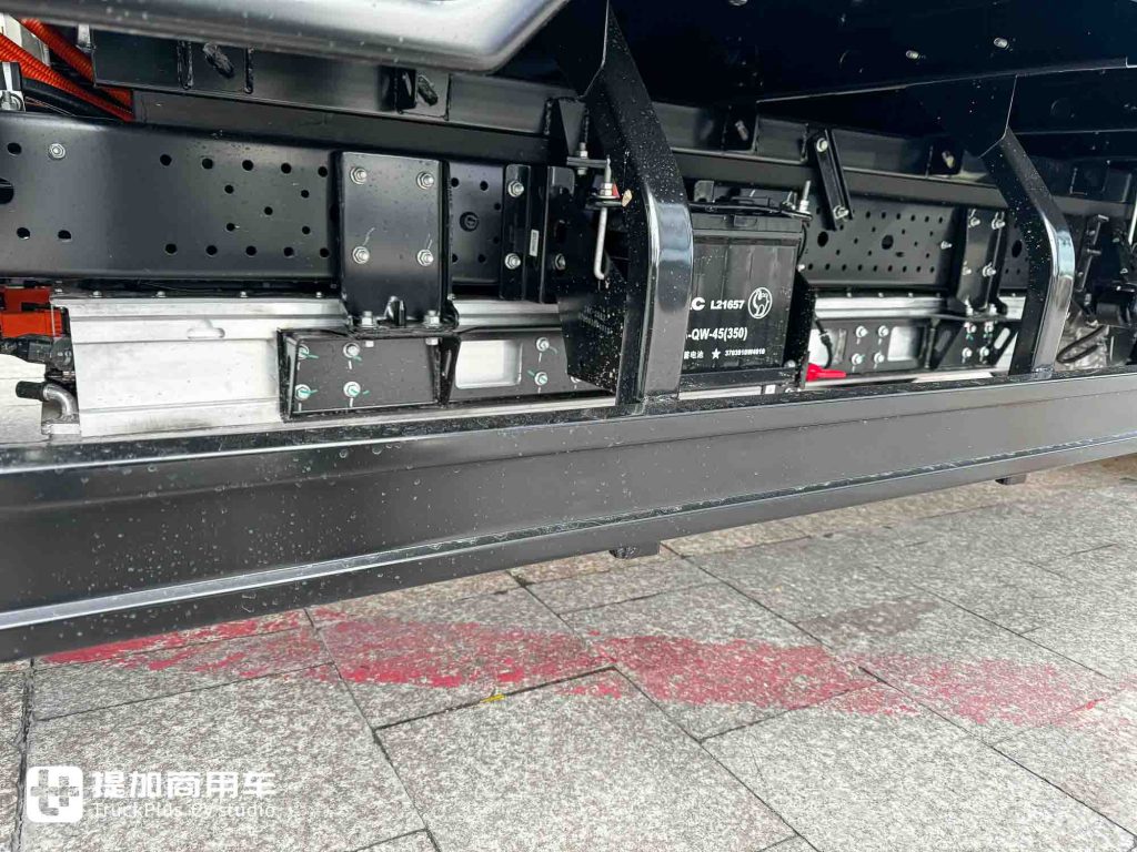 它是“走街串巷最强小卡”？超大电池+超强承载，江淮新能源EX6小卡实拍！