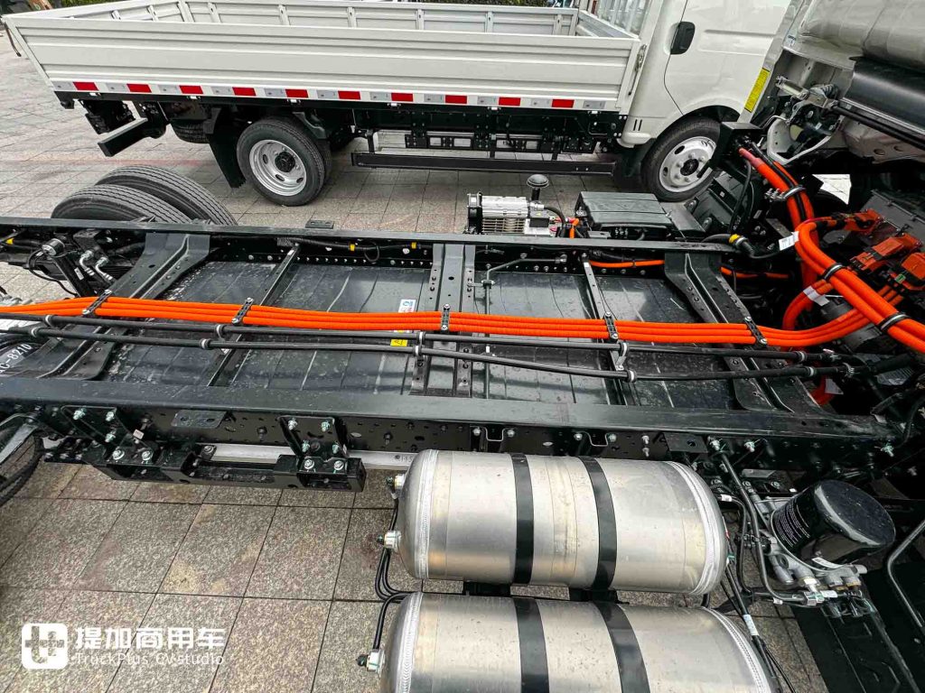 续航无忧，城配新选！亿纬140度电+2C快充，江淮新能源EV9轻卡评测