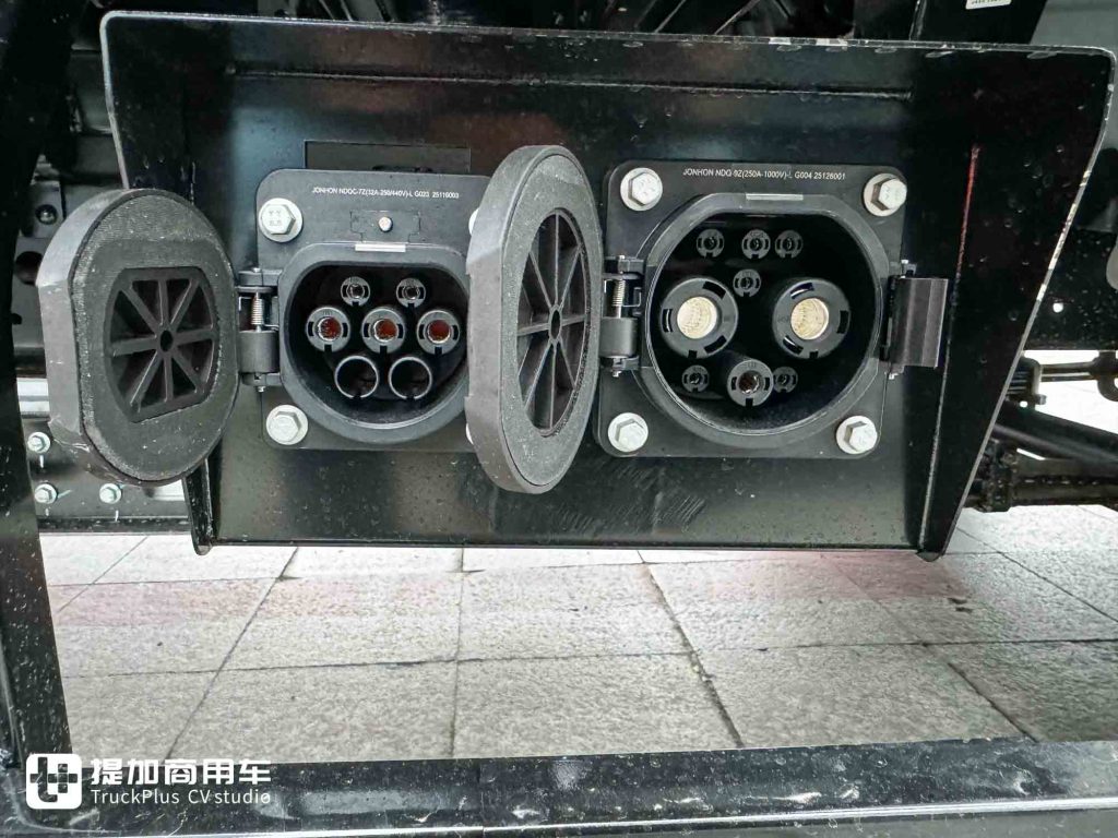它是“走街串巷最强小卡”？超大电池+超强承载，江淮新能源EX6小卡实拍！
