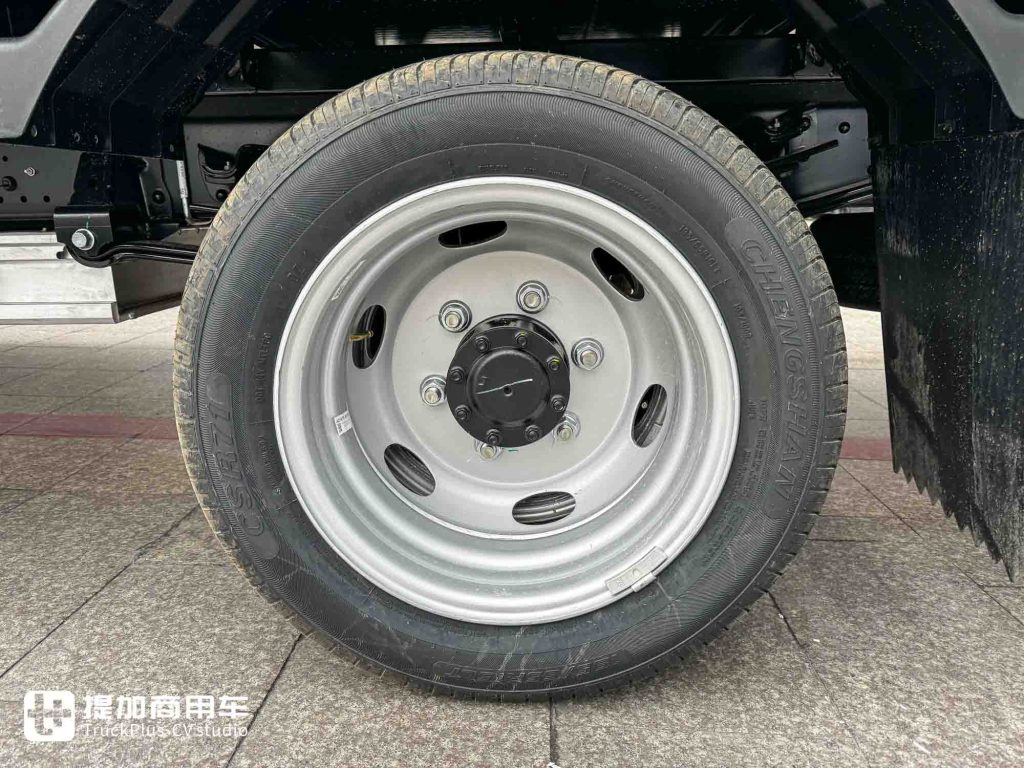 它是“走街串巷最强小卡”？超大电池+超强承载，江淮新能源EX6小卡实拍！