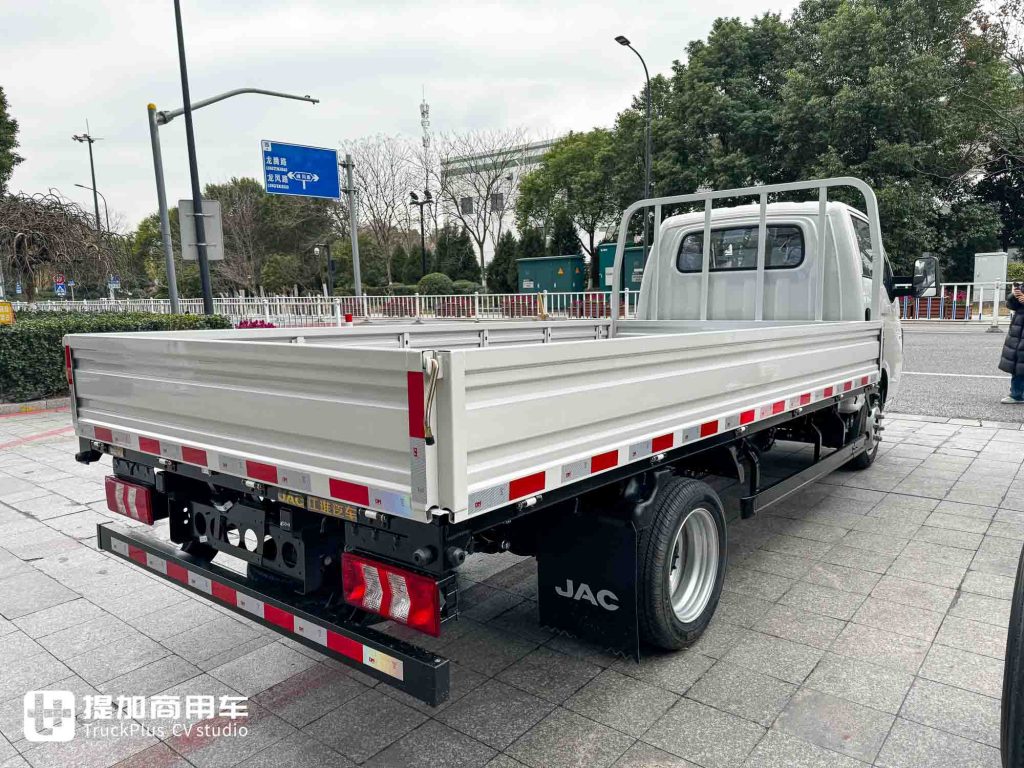 它是“走街串巷最强小卡”？超大电池+超强承载，江淮新能源EX6小卡实拍！