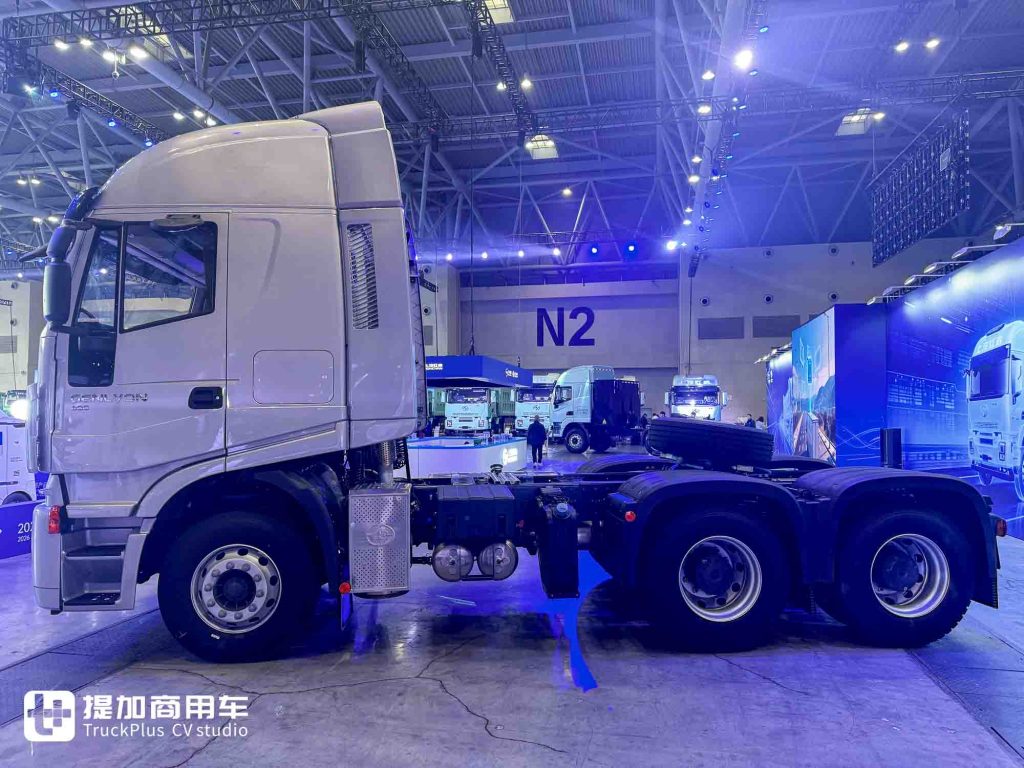 醒狮出海，硬核新生：上汽红岩出口版6X4复合版牵引车深度解析