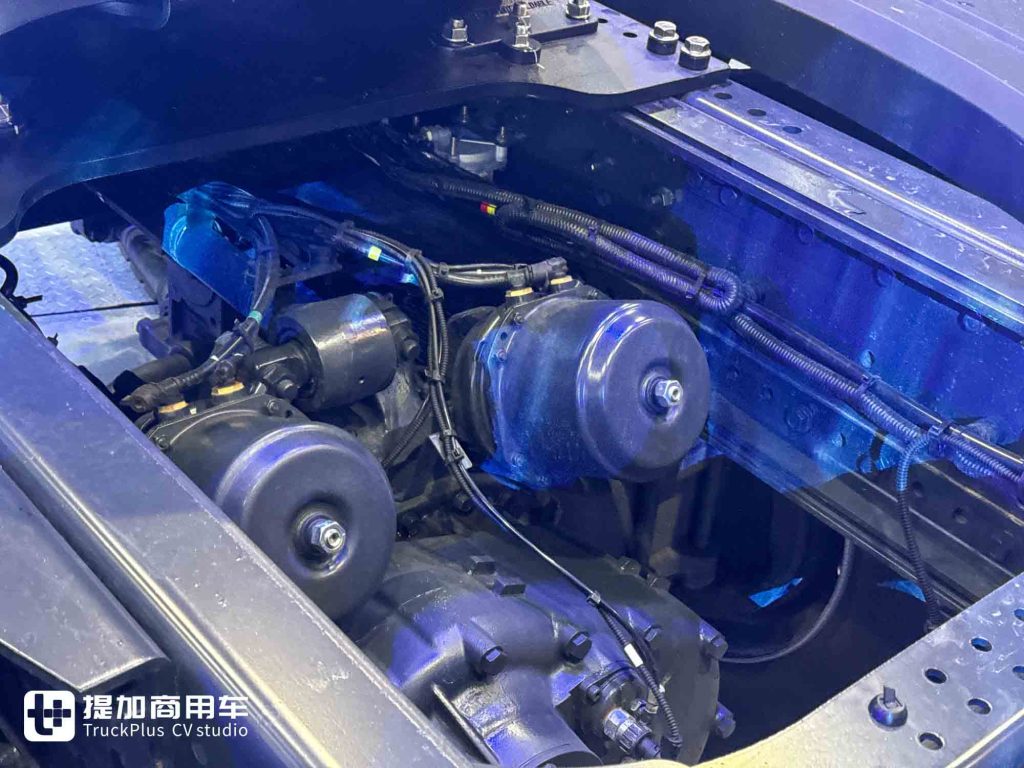 醒狮出海，硬核新生：上汽红岩出口版6X4复合版牵引车深度解析